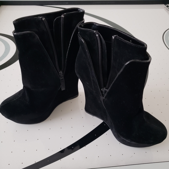 Shoes - Picture 3 of 6